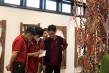 Học sinh Hà Nội trải nghiệm các chương trình giáo dục khoa học tại Bảo tàng Dân tộc học Việt Nam.