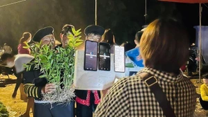 Người vùng cao Tủa Chùa bán hàng bằng cách livestream trên điện thoại thông minh.