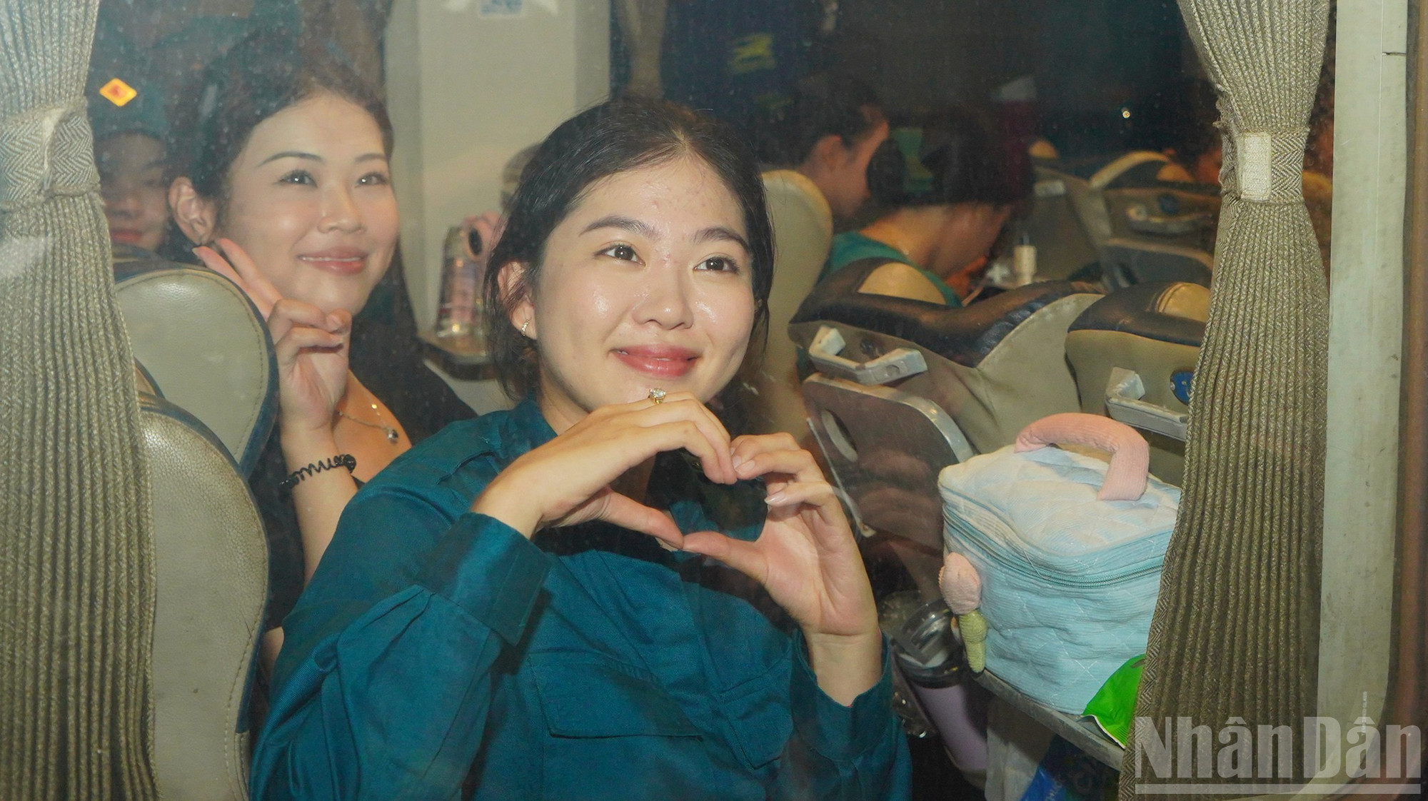 Chiến sĩ Nguyễn Thị Minh Châu cho biết: "Đây là lần đầu tiên tôi được tham gia một sự kiện lớn như thế này. Tôi rất tự hào nhưng cũng không khỏi bồi hồi khi phải xa gia đình gần 3 tháng. Trước lúc lên tàu, ba mẹ tôi dặn dò “Con hãy đi thật vững vàng, vì con đang đại diện cho miền nam thân yêu”. Tôi sẽ luôn ghi nhớ để hoàn thành xuất sắc nhiệm vụ được giao". ndo_br_15.jpg