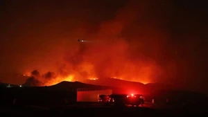Một đám cháy rừng bùng phát trên một ngọn đồi tại Castaic, Los Angeles, bang California, Mỹ, ngày 22/1/2025. (Ảnh minh họa: Tân Hoa xã)