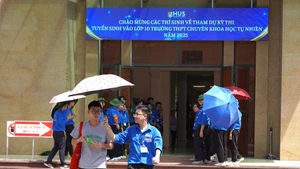 Thí sinh thi vào lớp 10 Trường THPT chuyên Khoa học Tự nhiên năm 2025 (Ảnh: HUS)