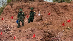Lực lượng công binh tại hiện trường phát hiện bom.