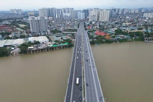 Ngày 30/8 vừa qua, công trình xây dựng cầu Vĩnh Tuy giai đoạn 2 chính thức được khánh thành, hoàn thành đúng dịp chào mừng kỷ niệm 78 năm Ngày Quốc khánh (2/9/1945-2/9/2023) và chào mừng 69 năm Ngày Giải phóng Thủ đô (10/10/1954-10/10/2023). Công trình giúp tăng cường khả năng lưu thông giữa hai bên bờ sông Hồng, đáp ứng như cầu vận tải ngày một tăng nhanh giữa trung tâm Thủ đô với khu vực phía bắc và đông bắc thành phố. Đồng thời, cải thiện điều kiện khai thác, bảo đảm an toàn giao thông, tạo điều kiện phát triển kinh tế-xã hội, an ninh-quốc phòng, tạo tiền đề cho việc hình thành chuỗi đô thị phía bắc và từng bước hoàn thiện hệ thống hạ tầng giao thông của Thủ đô theo quy hoạch.