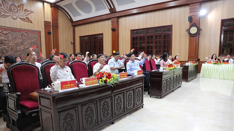 Các đại biểu biểu quyết thông qua các nghị quyết của kỳ họp. cc6.jpg