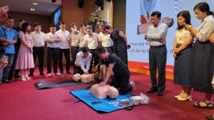 Chuyên gia hướng dẫn các phóng viên thực hành sơ cấp cứu cho nạn nhân.