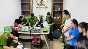 Cơ quan Công an tỉnh Yên Bái khám xét nơi làm việc của Vũ Quang Thuận. (Ảnh: THANH SƠN)