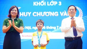 Ban tổ chức trao giải và giấy chứng nhận cho các thí sinh.
