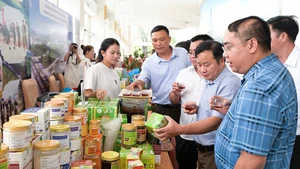 Các đại biểu tham quan gian hàng nông sản địa phương.