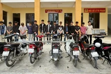 Các đối tượng cùng tang vật tại cơ quan Công an. (Ảnh: Công an Điện Biên)