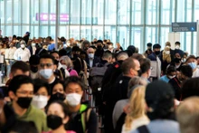 Du khách xếp hàng dài ở cửa ra máy bay tại sân bay quốc tế Toronto Pearson ở Mississauga, Ontario, Canada hôm 20/5 (Ảnh: REUTERS)