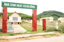Các công trình phúc lợi như Nhà sinh hoạt cộng đồng, trường học ở xã Ea Yiêng được xây dựng kiên cố nhưng bị bỏ hoang ba năm nay.