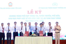 Ký kết chương trình phối hợp.