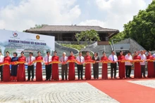 Các đại biểu cắt băng khánh thành, bàn giao di tích Trường dạy làm báo Huỳnh Thúc Kháng.