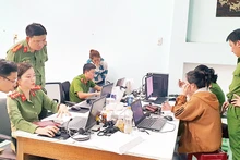 Lực lượng an ninh mạng, Văn phòng Cơ quan Cảnh sát điều tra (Công an tỉnh Phú Yên) đấu tranh với các đối tượng tình nghi sử dụng phương tiện điện tử thực hiện hành vi lừa đảo chiếm đoạt tài sản. (Ảnh XUÂN HUY) 