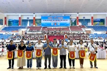 Ban tổ chức trao cờ lưu niệm cho các đơn vị tham gia.