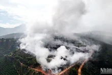 Bãi rác Gung Ré (huyện Di Linh, tỉnh Lâm Đồng) đang cháy âm ỉ khiến cột khói phun cao hàng chục mét.