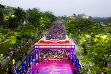 Khởi động và xuất phát cự ly Full Marathon cũng như chính thức bắt đầu giải chạy mùa thứ 5 của VnExpress Marathon Huế 2025.