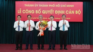 Các đồng chí Thường trực Thành ủy Thành phố Hồ Chí Minh chúc mừng đồng chí Đặng Minh Thông. (Ảnh: MẠNH HẢO)