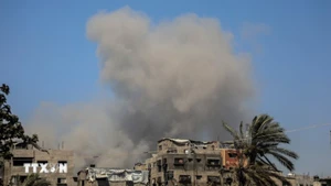 Khói bốc lên từ khu vực al-Tuffah, phía đông thành phố Gaza sau cuộc không kích của Israel ngày 29/6/2025. (Ảnh: THX/TTXVN)