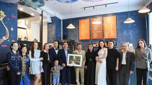 Thủ tướng Phạm Minh Chính tặng quà lưu niệm cho gia đình ông Nguyễn Việt Thắng. (Ảnh: NGUYỄN HỒNG)