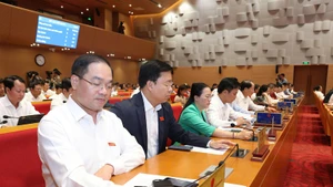 Đại biểu Hội đồng nhân dân thành phố Hà Nội bấm nút biểu quyết thông qua quyết sách của thành phố.