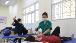 Trung tâm Phục hồi chức năng vật lý trị liệu và tâm lý trị liệu sau nhiễm Covid-19 (Bệnh viện Lê Văn Thịnh, Thành phố Hồ Chí Minh) chữa trị cho bệnh nhân. Ảnh: Nhật Thịnh