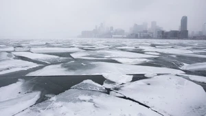 Những mảng băng trôi trên mặt hồ Ontario, tại Toronto, Canada. (Ảnh: Xinhua)