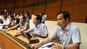 Đại biểu Quốc hội bấm nút thông qua Nghị quyết về cơ chế đặc biệt xử lý khó khăn, vướng mắc do quy định của pháp luật. (Ảnh: DUY LINH)