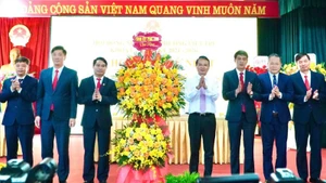 Bí thư Tỉnh ủy Phú Thọ Đặng Xuân Phong tặng hoa chúc mừng Hội đồng nhân dân phường Việt Trì. 