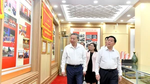 Tổng Bí thư Tô Lâm tham quan Phòng Truyền thống của Ban Tuyên giáo và Dân vận Trung ương.