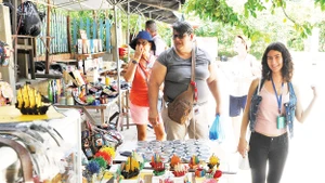 Du khách tham quan làng nghề thủ công ở Hội An.