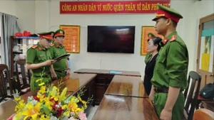 Cơ quan Cảnh sát điều tra Công an tỉnh Phú Yên tống đạt quyết định khởi tố bị can đối với bà Đặng Thị Hòa Hiệp. (Ảnh Công an tỉnh Phú Yên)