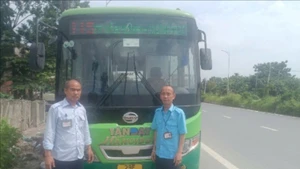 Lái xe buýt Phạm Vũ Oanh và nhân viên phục vụ Trần Văn Cường đã kịp thời hỗ trợ người bị tai nạn giao thông đi cấp cứu.