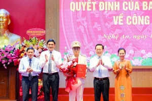 Các đồng chí Thường trực Tỉnh ủy Nghệ An tặng hoa chúc mừng đồng chí Đại tá Đinh Việt Dũng, Bí thư Đảng ủy, Giám đốc Công an tỉnh. 