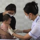 Tiêm vaccine sởi cho trẻ em. (Ảnh: SỞ Y TẾ NAM ĐỊNH)
