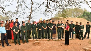 Các cựu chiến binh tham quan Khu di tích lịch sử chiến trường Điện Biên Phủ. (Ảnh: NGUYỄN ĐĂNG)
