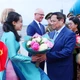 Cán bộ, nhân viên Đại sứ quán Việt Nam tại Estonia đón Thủ tướng Phạm Minh Chính và Phu nhân. Ảnh: TTXVN 
